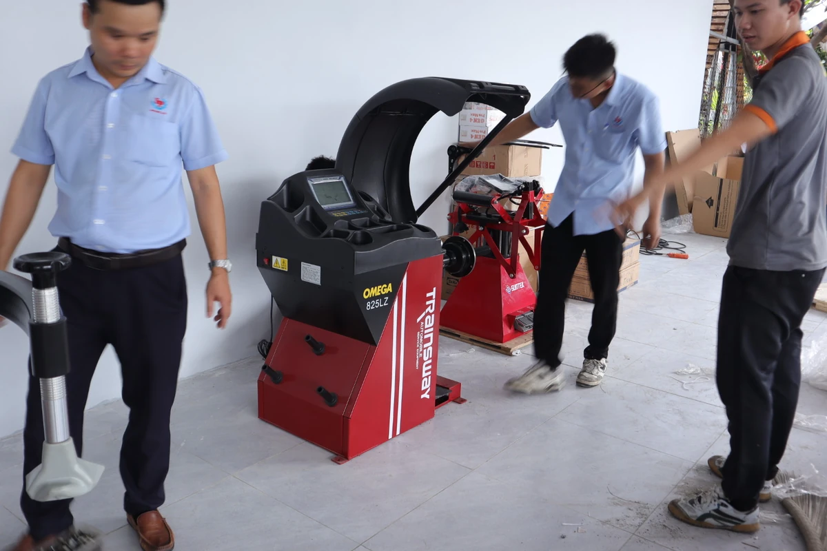 Bàn giao máy cân bằng lốp OMEGA Lộc Phát tại Xe Nhanh Việt Nam