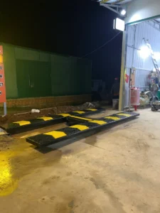 Cận cảnh cầu nâng 1 trụ rửa xe Lộc Phát đã lắp đặt tại Gara Duy An Auto Lâm Đồng, sẵn sàng vận hành.
