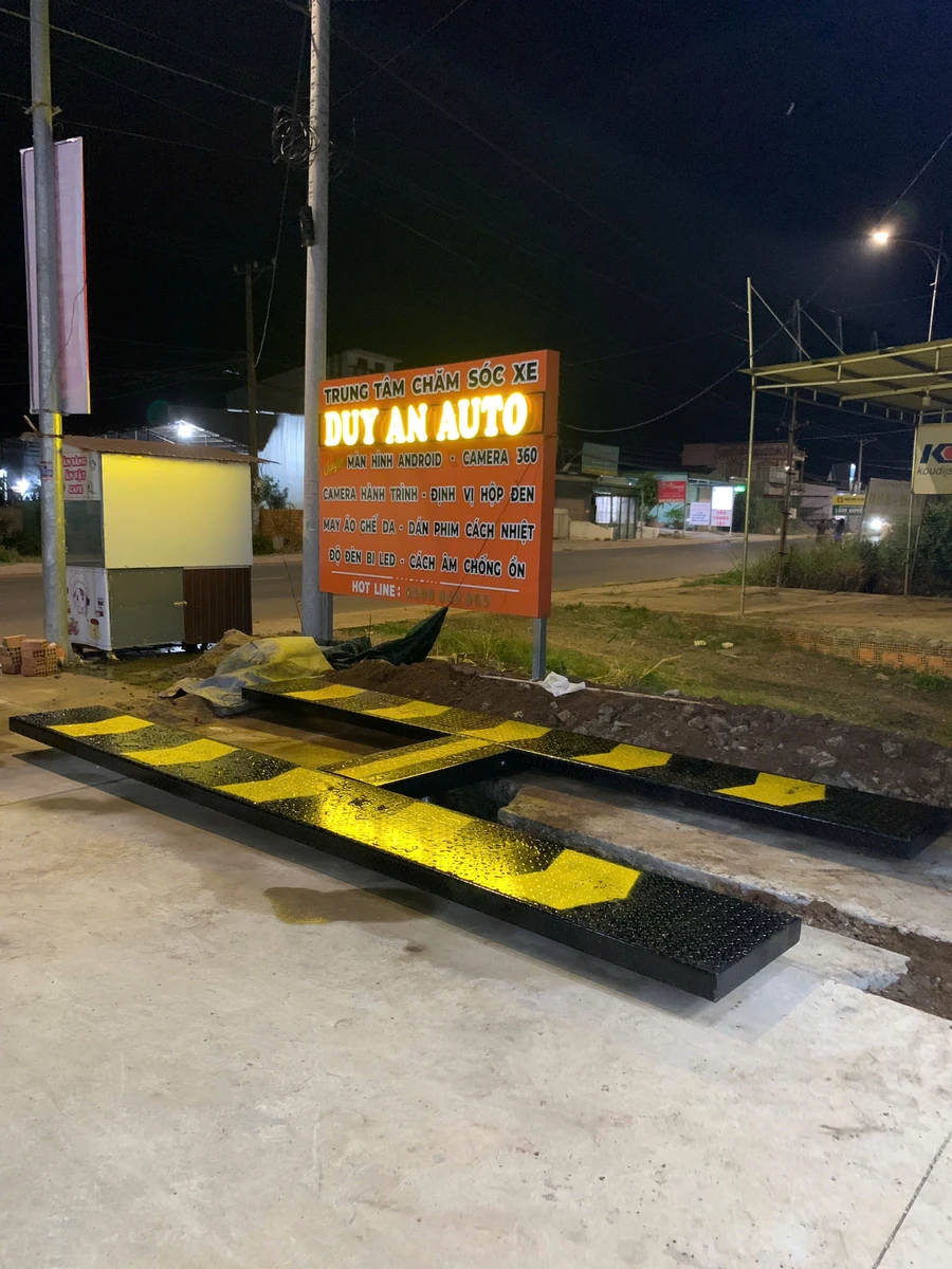 Cầu nâng 1 trụ rửa xe Lộc Phát hoạt động tại gara