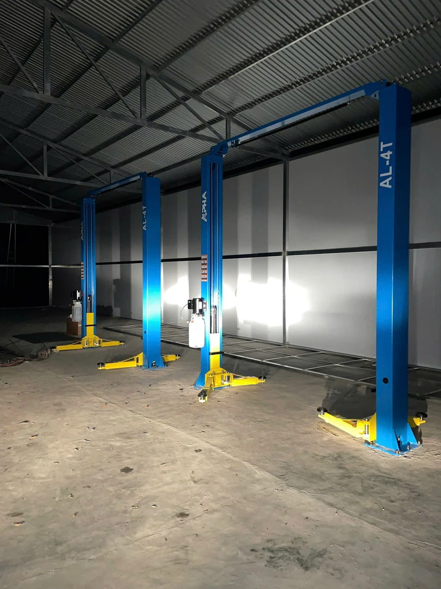 Góc chụp cận cảnh chân đế và tay nâng ALPHA AL-4T