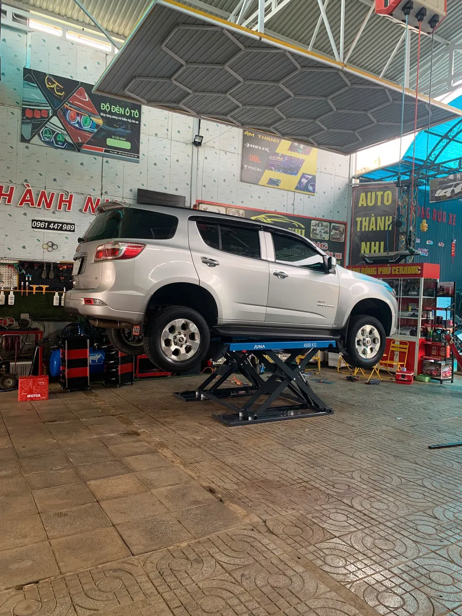 Cầu nâng di động ALPHA AL-4XD đang nâng xe tại Thành Nhi Auto