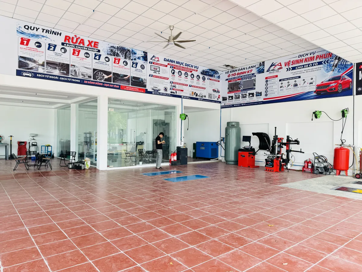 Toàn cảnh gara Khang Anh Tân An với đầy đủ thiết bị Lộc Phát