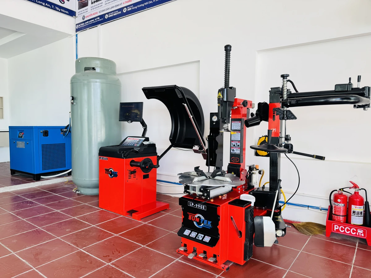 Máy tháo lốp SunTek LP-990E thiết bị gara Lộc Phát