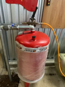 Máy nén khí Lộc Phát 200L, 4HP, 12 bar, 2 cấp, hoạt động tại Gara Duy An Auto Lâm Đồng.
