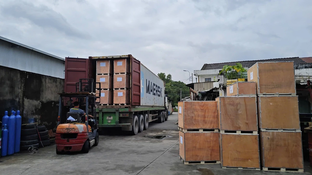 Xe nâng tiếp nhận các thùng thiết bị từ container