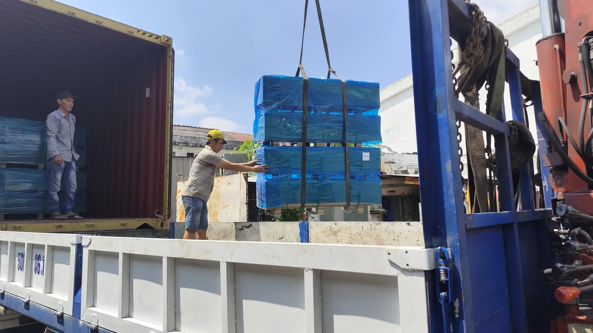 Nhập kho cầu nâng ô tô Lộc Phát
