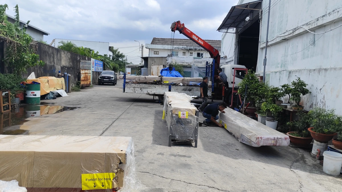Kho bãi cầu nâng ô tô Lộc Phát 15000m2