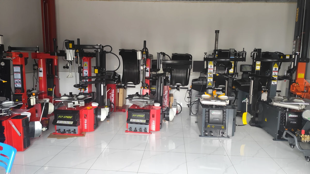 Showroom thiết bị sửa chữa ô tô Lộc Phát