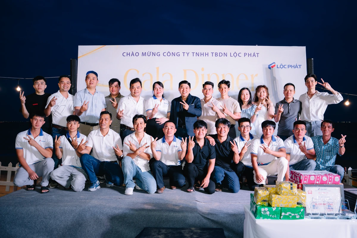 Tập thể nhân viên công ty tham gia lễ kỉ niệm 10 năm thành lập