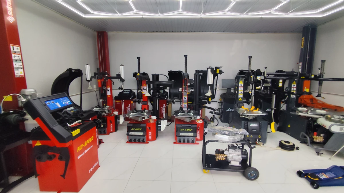 Showroom thiết bị gara chuẩn Lộc Phát