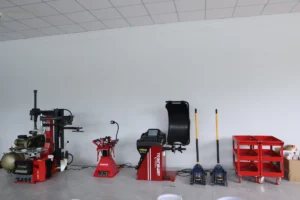 Bàn giao máy tháo vỏ, máy cân bằng lốp và máy hỗ trợ bánh xe Lộc Phát cho Công ty Xe Nhanh Việt Nam.
