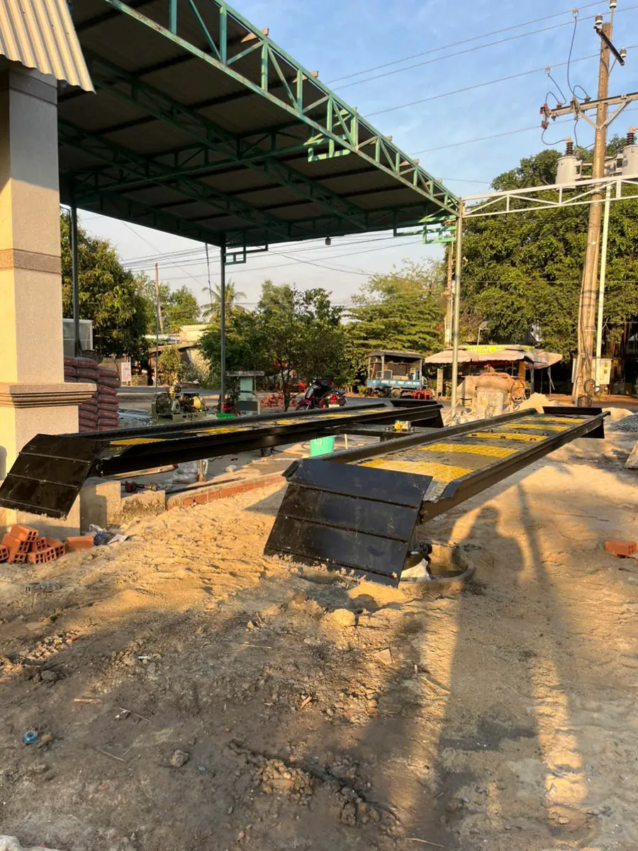 Cận cảnh cầu nâng 1 trụ âm nền Lộc Phát đang được lắp đặt tại gara, sẵn sàng cho việc rửa xe chuyên nghiệp.