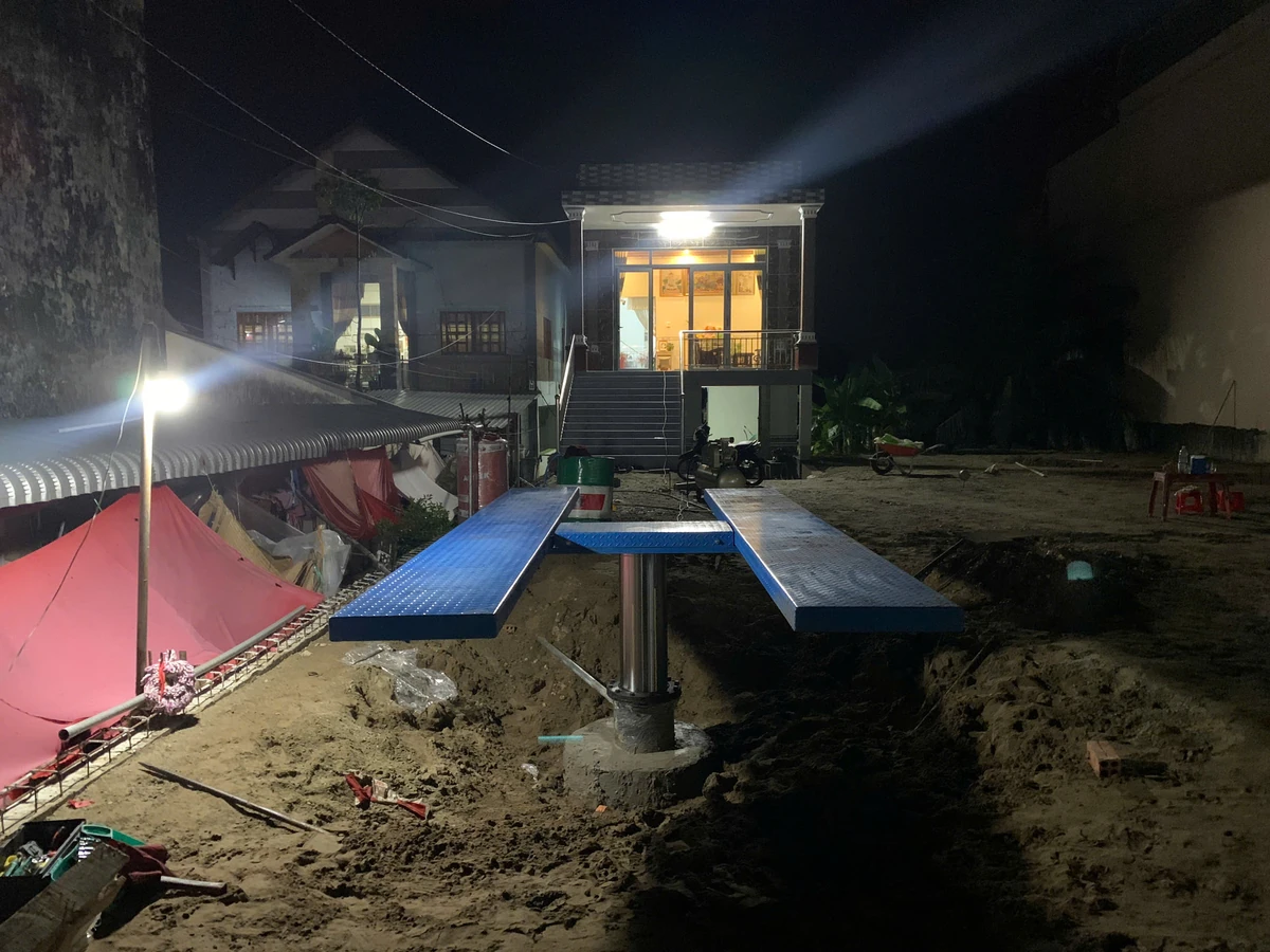 Cầu nâng 1 trụ âm nền Lộc Phát đang được lắp đặt, sẵn sàng cho việc rửa xe chuyên nghiệp.