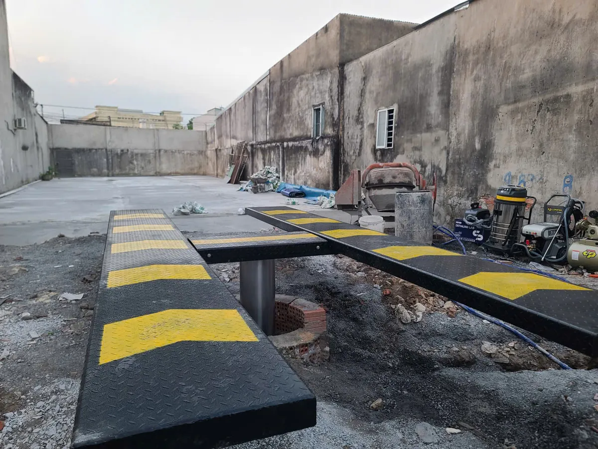 Cầu nâng 1 trụ âm nền Lộc Phát đang được lắp đặt, sẵn sàng cho việc rửa xe chuyên nghiệp.