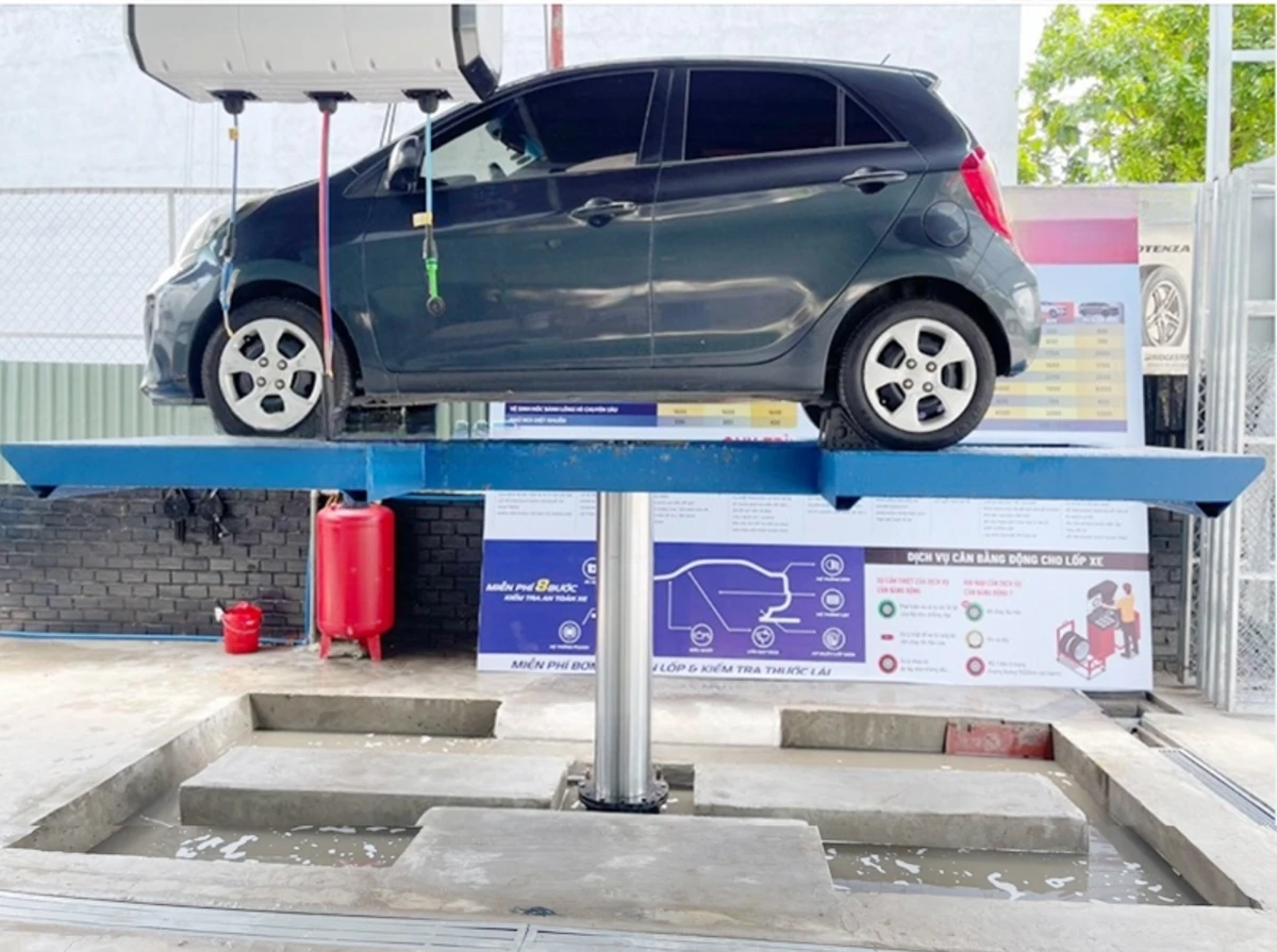 cầu nâng 1 trụ rửa xe rửa xe cánh bướm rửa xe 4 tấn