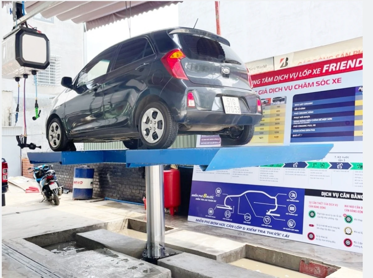 cầu nâng 1 trụ rửa xe rửa xe cánh bướm rửa xe 4 tấn