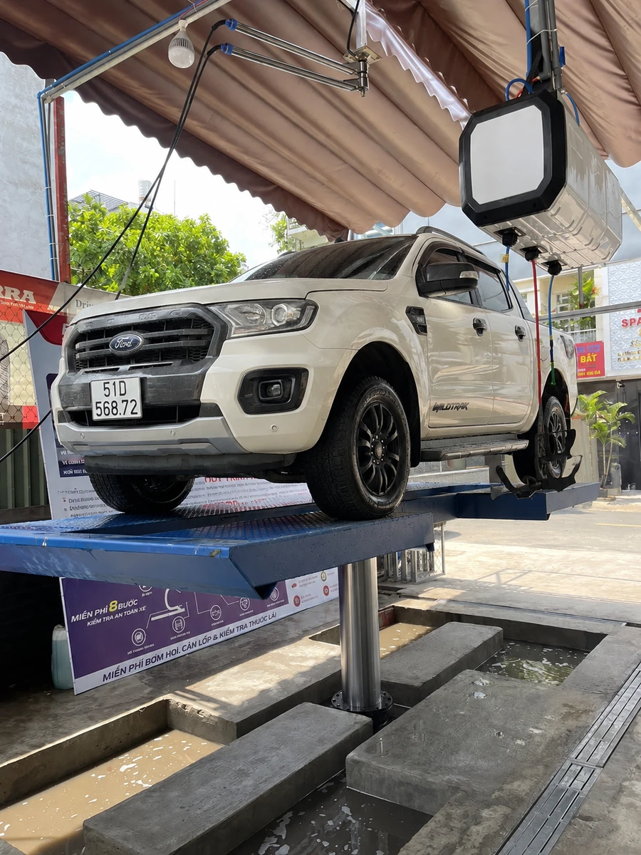 Cầu nâng 1 trụ rửa xe dương nền Lộc Phát đang nâng xe Ford Ranger để kiểm tra và sửa chữa.