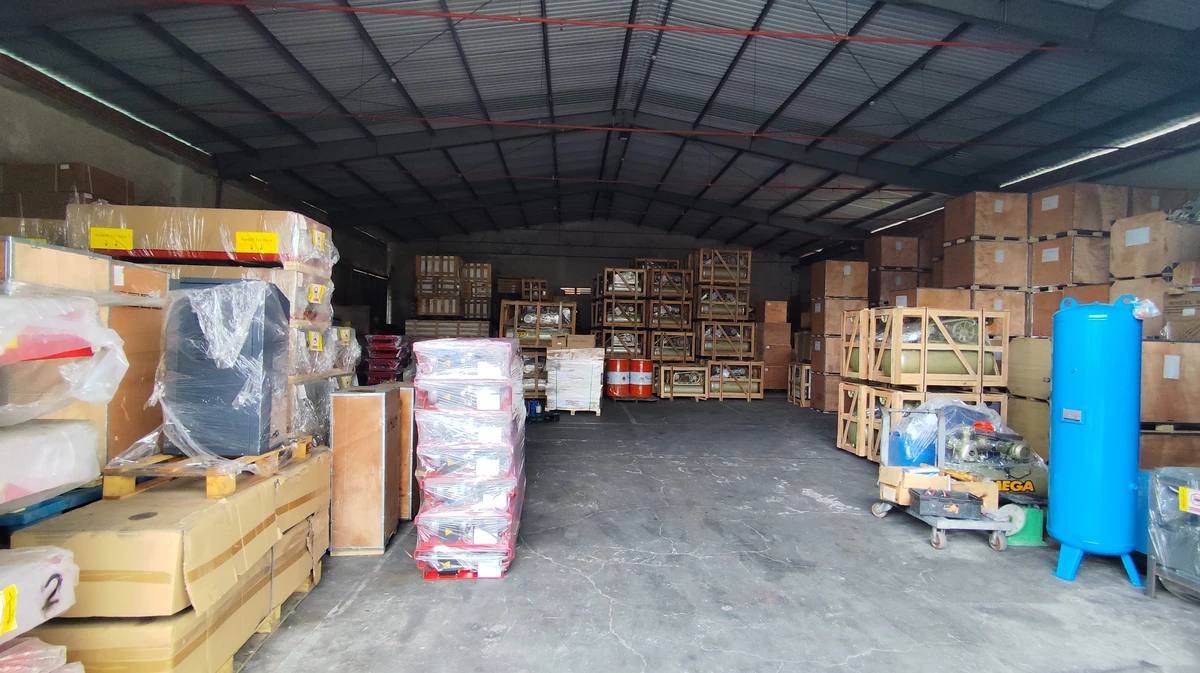Kho hàng cầu nâng ô tô Lộc Phát rộng 15000m2 luôn sẵn hàng