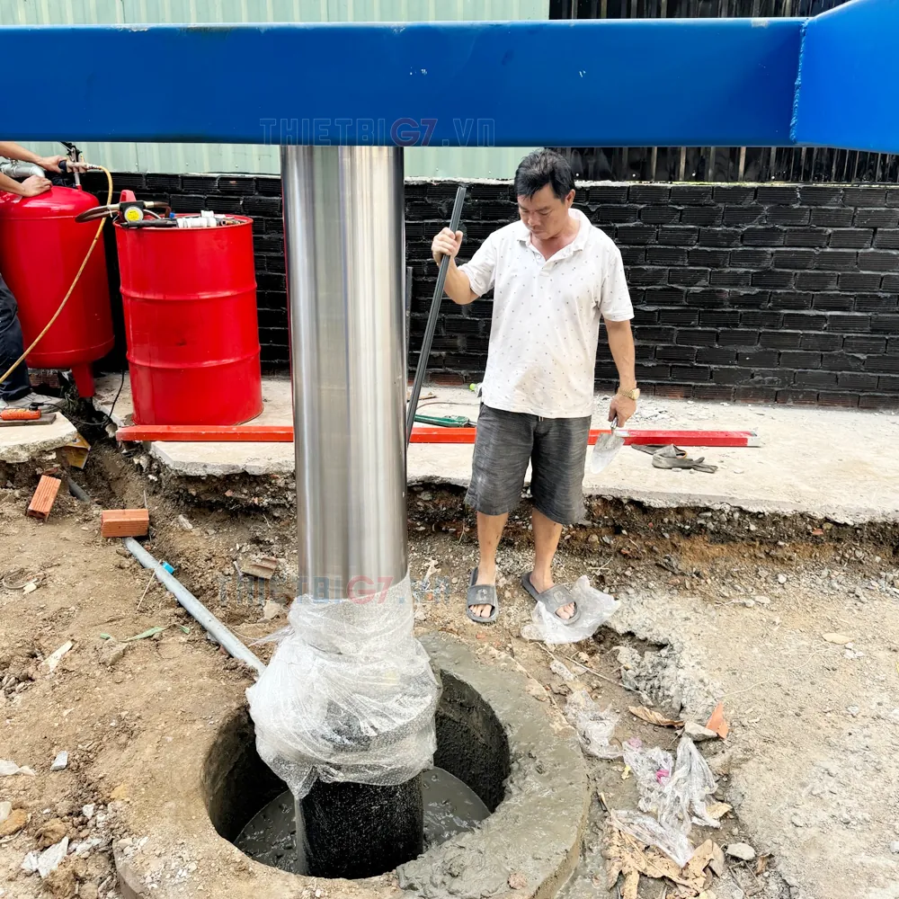Thợ kỹ thuật đang lắp đặt cầu nâng 1 trụ âm nền Lộc Phát, chuẩn bị kết nối ty ben và bình hơi.