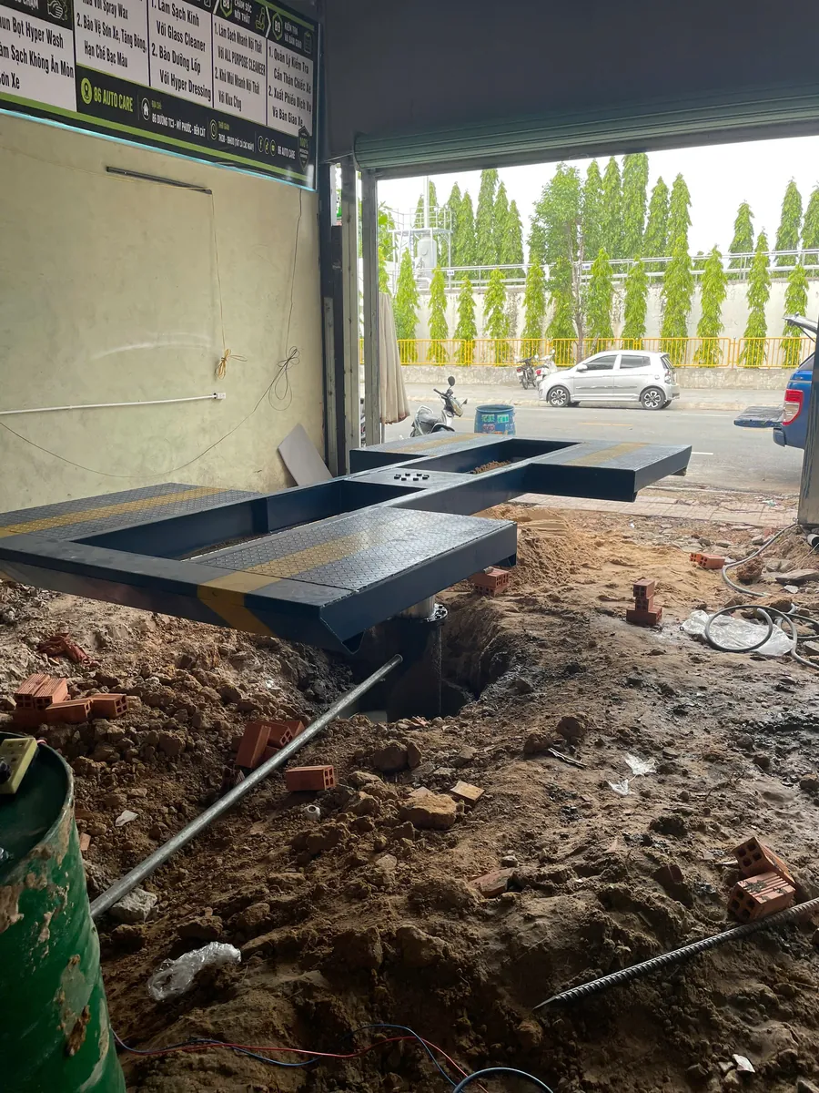 Cầu nâng 1 trụ âm nền Lộc Phát đang được lắp đặt, chuẩn bị cho việc thi công nền móng.