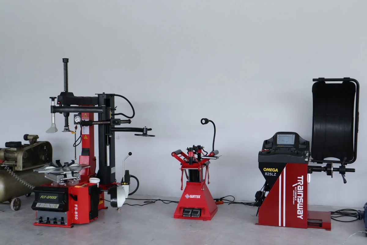 máy cân bằng lốp và cân chỉnh thước lái trưng bày tại kho thiết bị g7