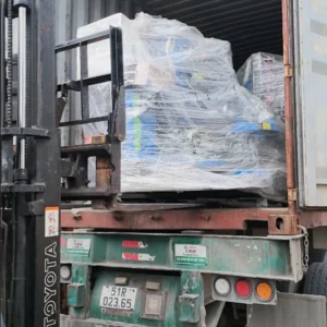 Máy tháo lắp lốp xe tải Alpha AL-1300 All-New 2026 đang được dỡ từ container bằng xe nâng
