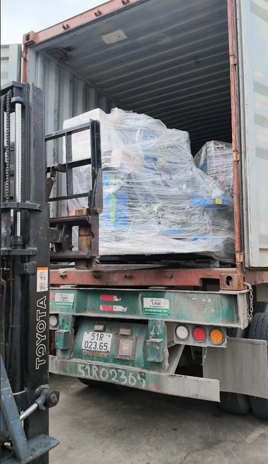 Dỡ máy tháo lốp xe tải Alpha AL-1300 từ container Máy tháo lắp lốp xe tải Alpha AL-1300 All-New 2026 đang được dỡ từ container bằng xe nâng