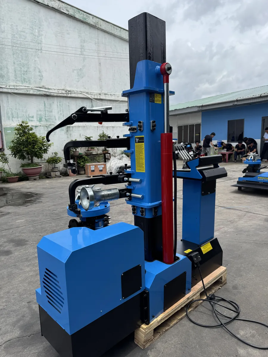 Máy tháo lắp lốp xe tải Alpha AL-1300 All-New 2026 Máy tháo lắp lốp xe tải Alpha AL-1300 All-New 2026 chính hãng, công suất 4kW, điện 220V