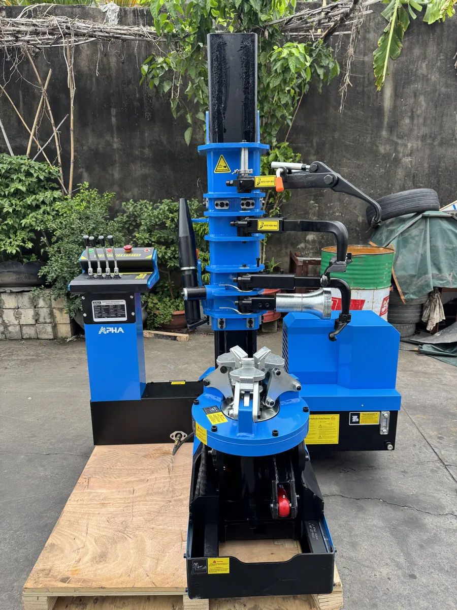 Máy tháo lắp lốp xe tải Alpha AL-1300 All-New 2026 Máy tháo lắp lốp xe tải Alpha AL-1300 All-New 2026 chính hãng, công suất 4kW, điện áp 220V.