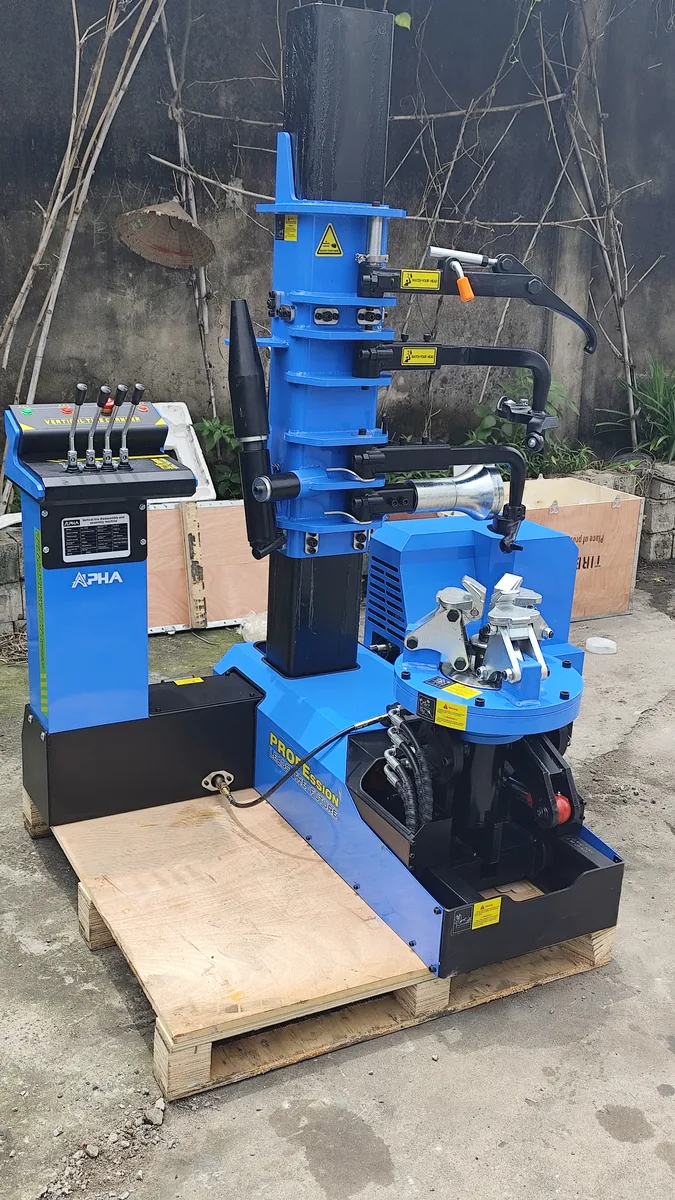 Máy tháo lắp lốp xe tải Alpha AL-1300 All-New 2026 Máy tháo lắp lốp xe tải Alpha AL-1300 All-New 2026 chính hãng, công suất 4kW, điện 220V