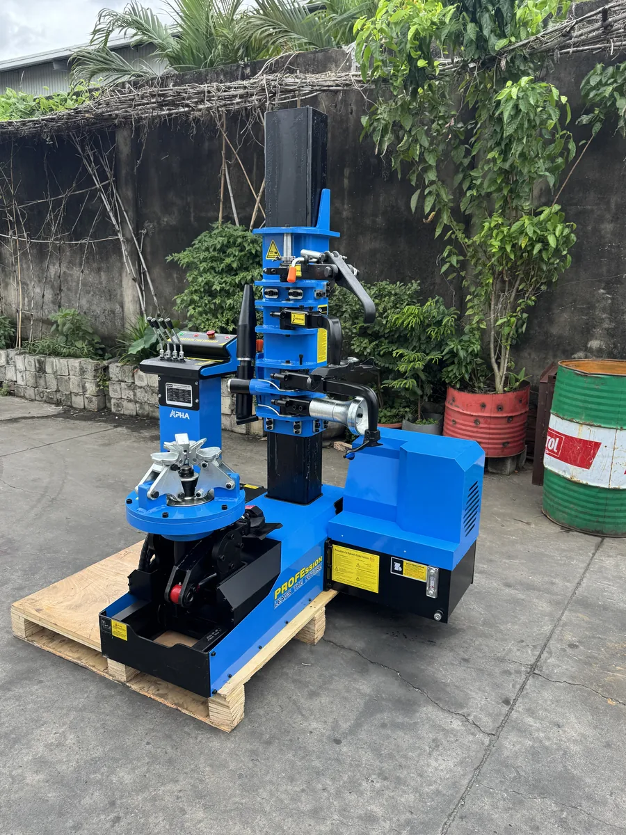 Máy tháo lắp lốp xe tải Alpha AL-1300 All-New 2026 chính hãng, công suất 4kW, điện áp 220V.