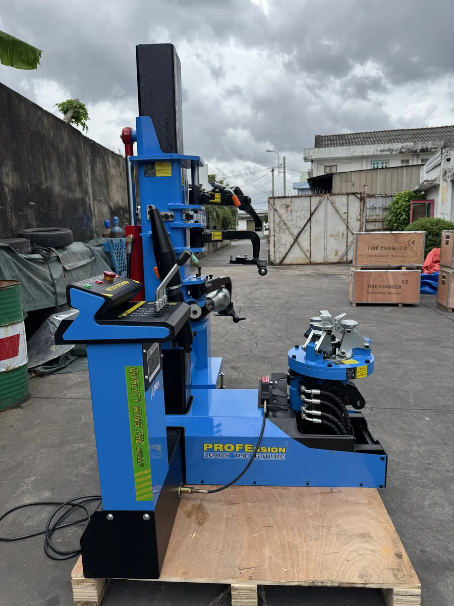 Máy tháo lắp lốp xe tải Alpha AL-1300 All-New 2026 chuyên dụng cho gara
