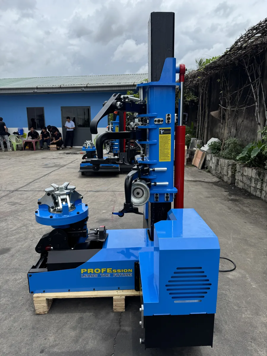 Máy tháo lắp lốp xe tải Alpha AL-1300 All-New 2026 chuyên dụng cho gara