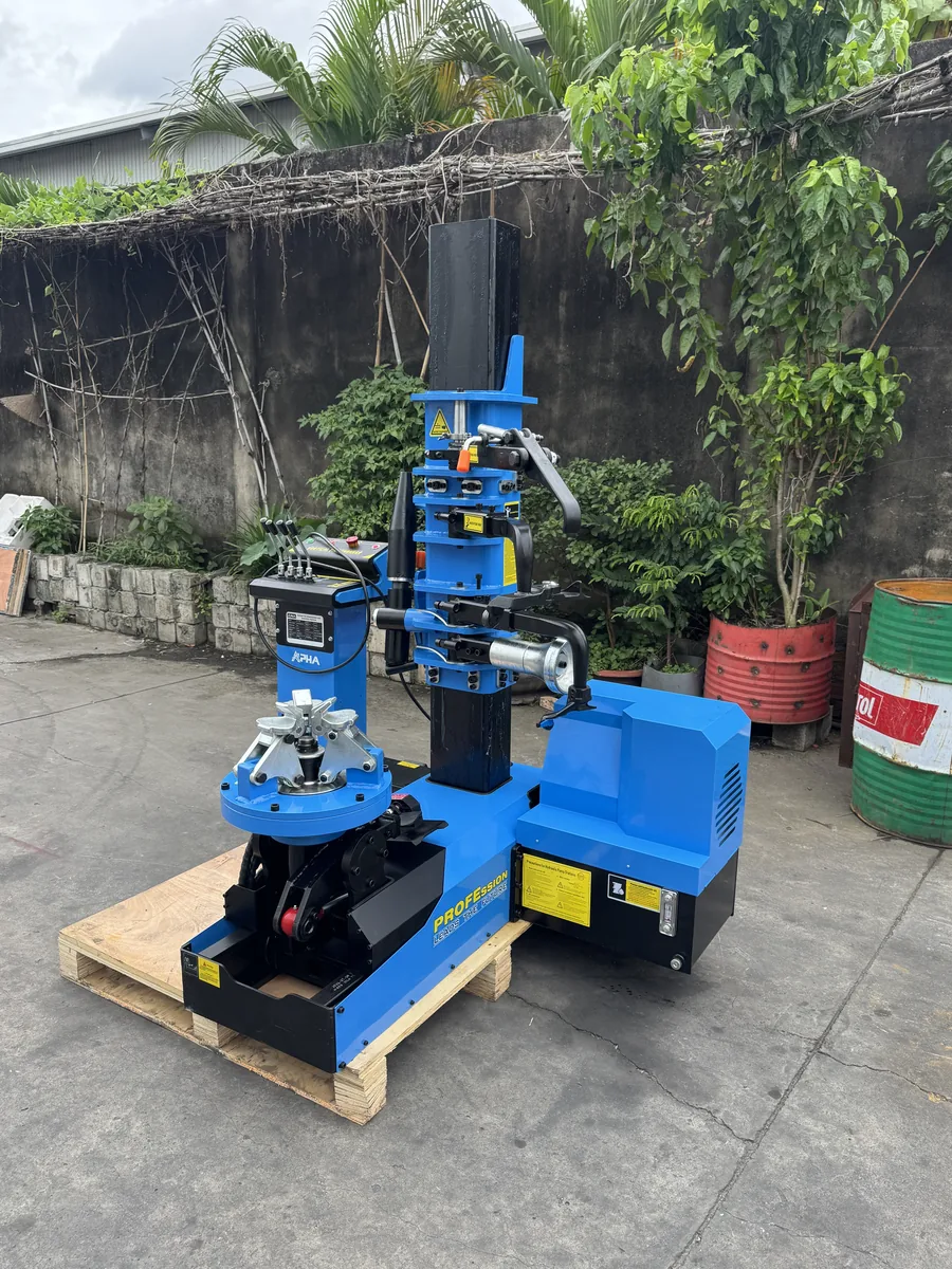Máy tháo lắp lốp xe tải Alpha AL-1300 All-New 2026 Máy tháo lắp lốp xe tải Alpha AL-1300 All-New 2026 chính hãng, công suất 4kW, điện 220V.