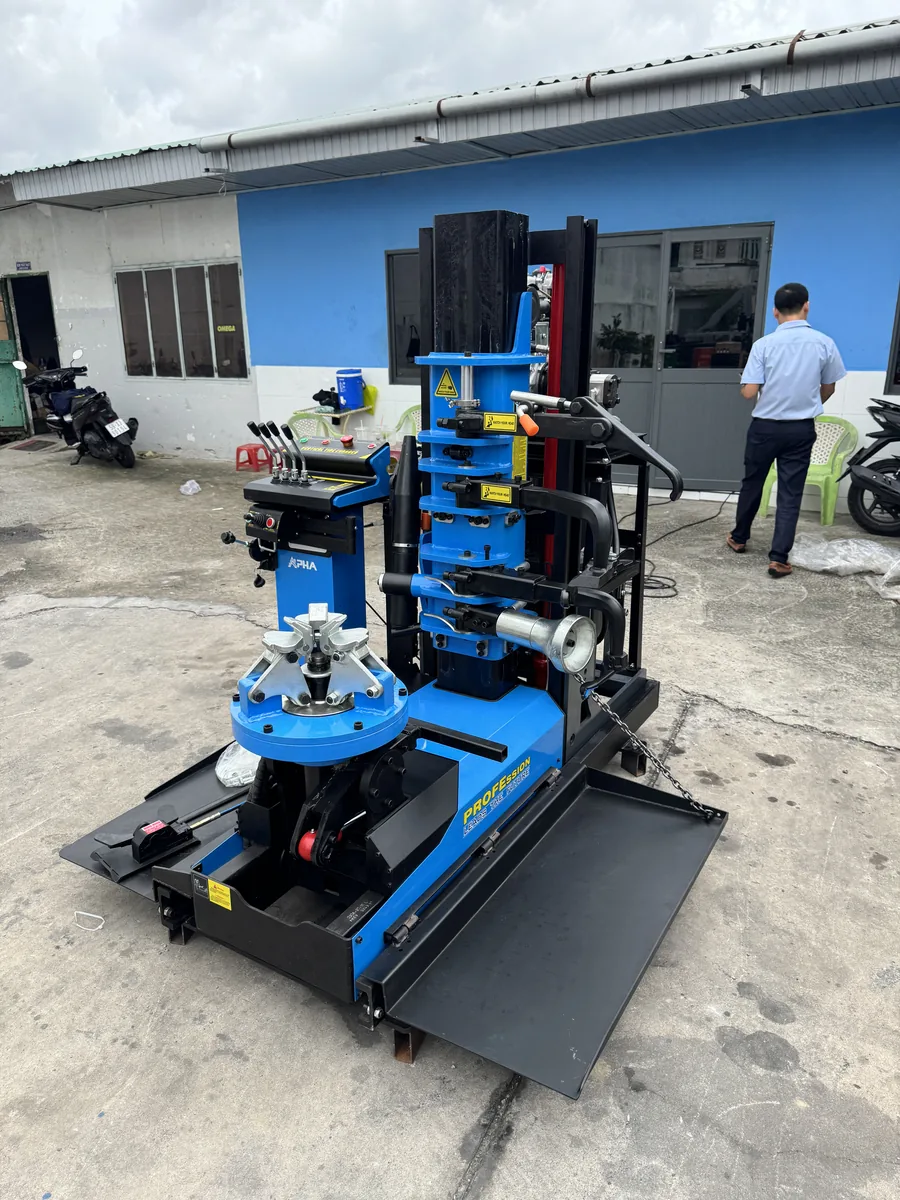 Máy tháo lốp xe tải Alpha AL-1300-SDL2 đa năng lắp trên xe lưu động, công suất 4kW.