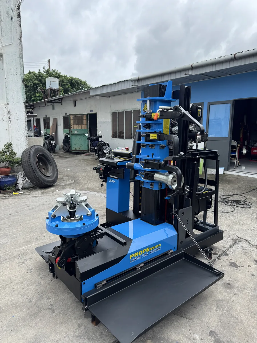 Máy tháo lốp xe tải Alpha AL-1300-SDL2 đa năng lắp trên xe lưu động, công suất 4kW.