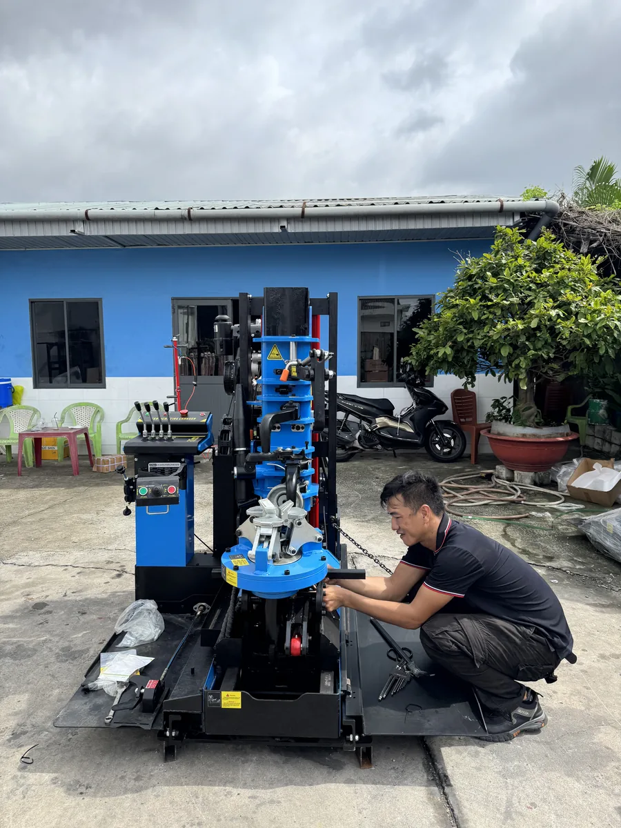 Kỹ thuật viên kiểm tra máy tháo lốp xe tải AL-1300-SDL2