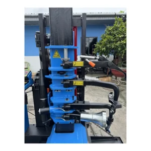 Máy tháo lốp xe tải Alpha AL-1300 với cụm thao tác tháo lắp lốp