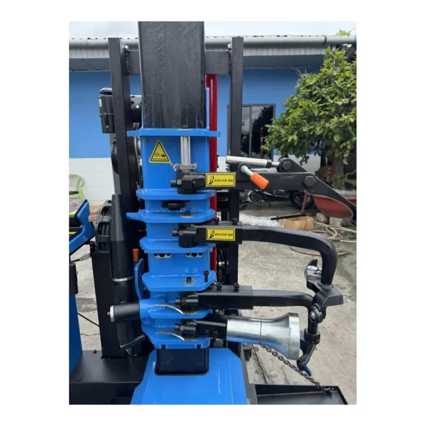 Máy tháo lốp xe tải Alpha AL-1300 với cụm thao tác tháo lắp lốp