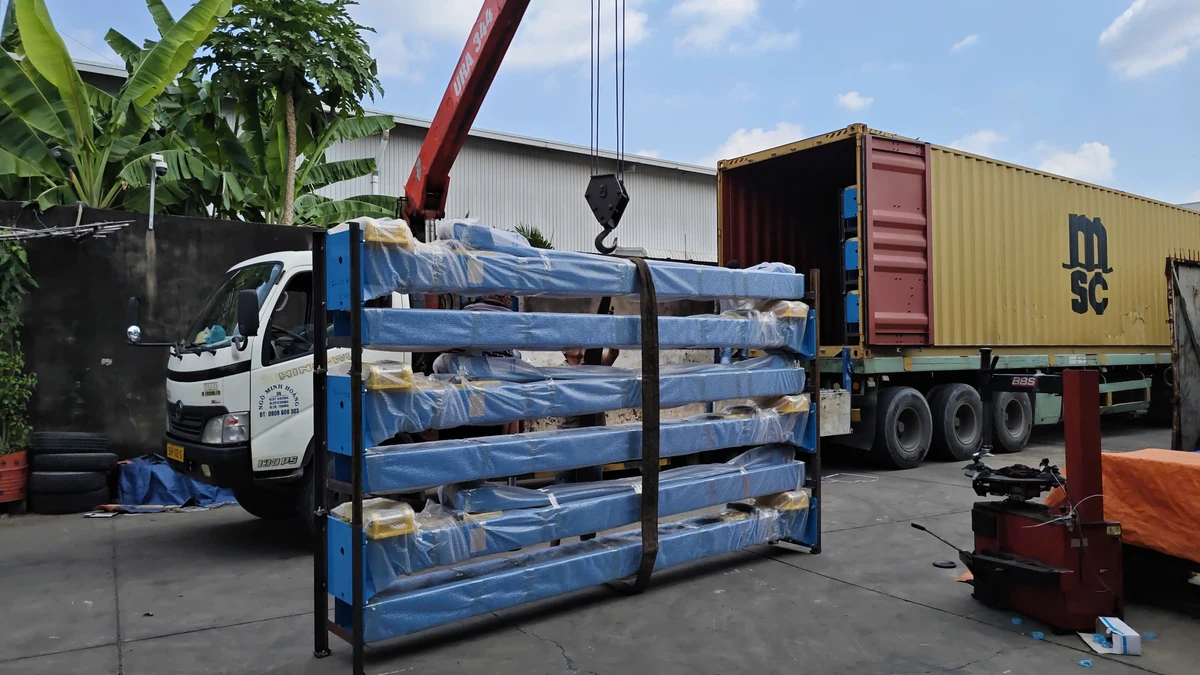 Các kiện thiết bị được hạ từ container tại kho Lộc Phát