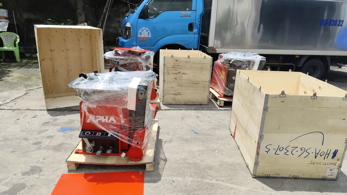 Xếp dỡ chuẩn bị giao nhận máy ra vỏ xe Lộc Phát – khuyến mãi máy ra vào lốp chính hãng Thiết Bị G7