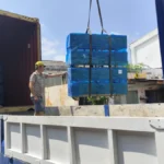 Đội ngũ Lộc Phát đang vận chuyển cầu nâng ô tô từ container lên xe tải để giao cho khách hàng thietbig7.vn.