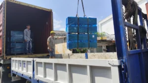 Đội ngũ Lộc Phát đang vận chuyển cầu nâng ô tô từ container lên xe tải để giao cho khách hàng thietbig7.vn.
