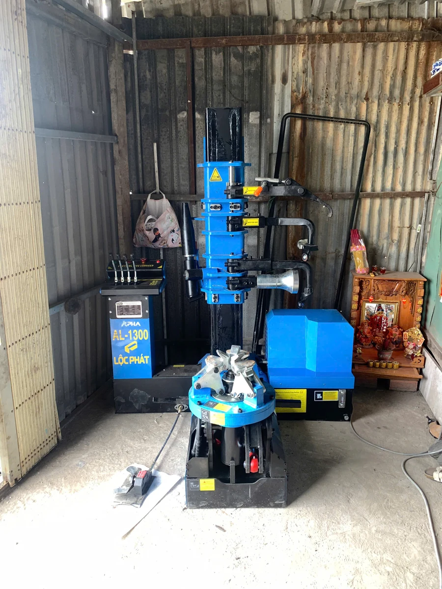 Nghiệm thu bàn giao máy tháo vỏ xe tải công trình Alpha AL-1300 tại gara Bình Tân TP HCM