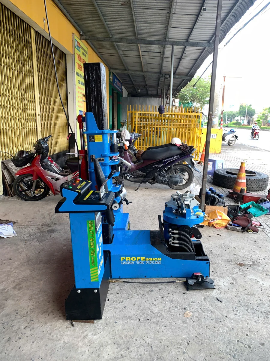 Kỹ thuật Thiết Bị G7 bàn giao máy tháo vỏ xe tải Alpha AL-1300 tại trung tâm vỏ lốp Cần Thơ