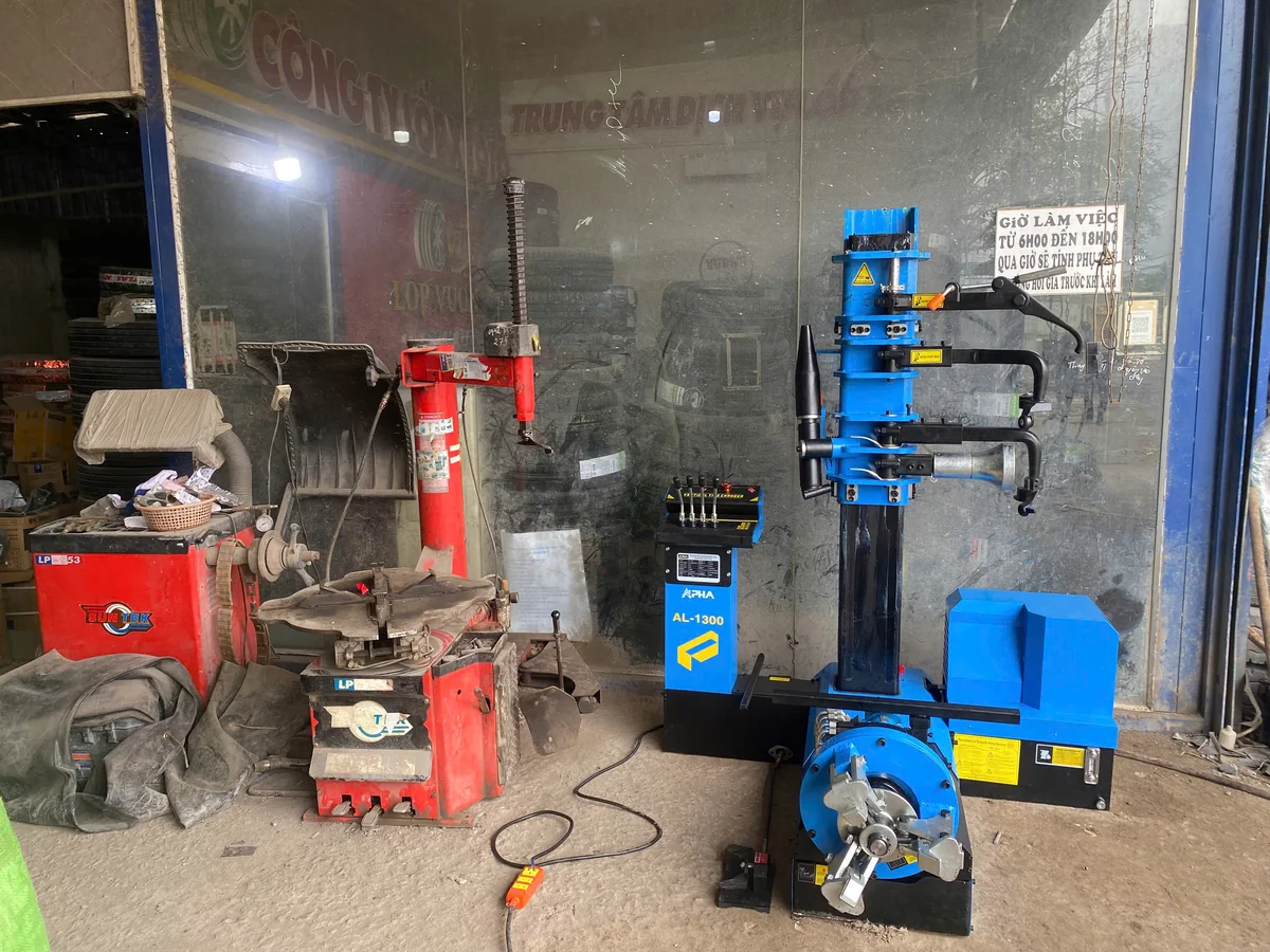 Bàn giao máy tháo lốp xe tải Alpha AL-1300 lắp đặt hoàn thiện tại xưởng dịch vụ vỏ lốp Đồng Nai