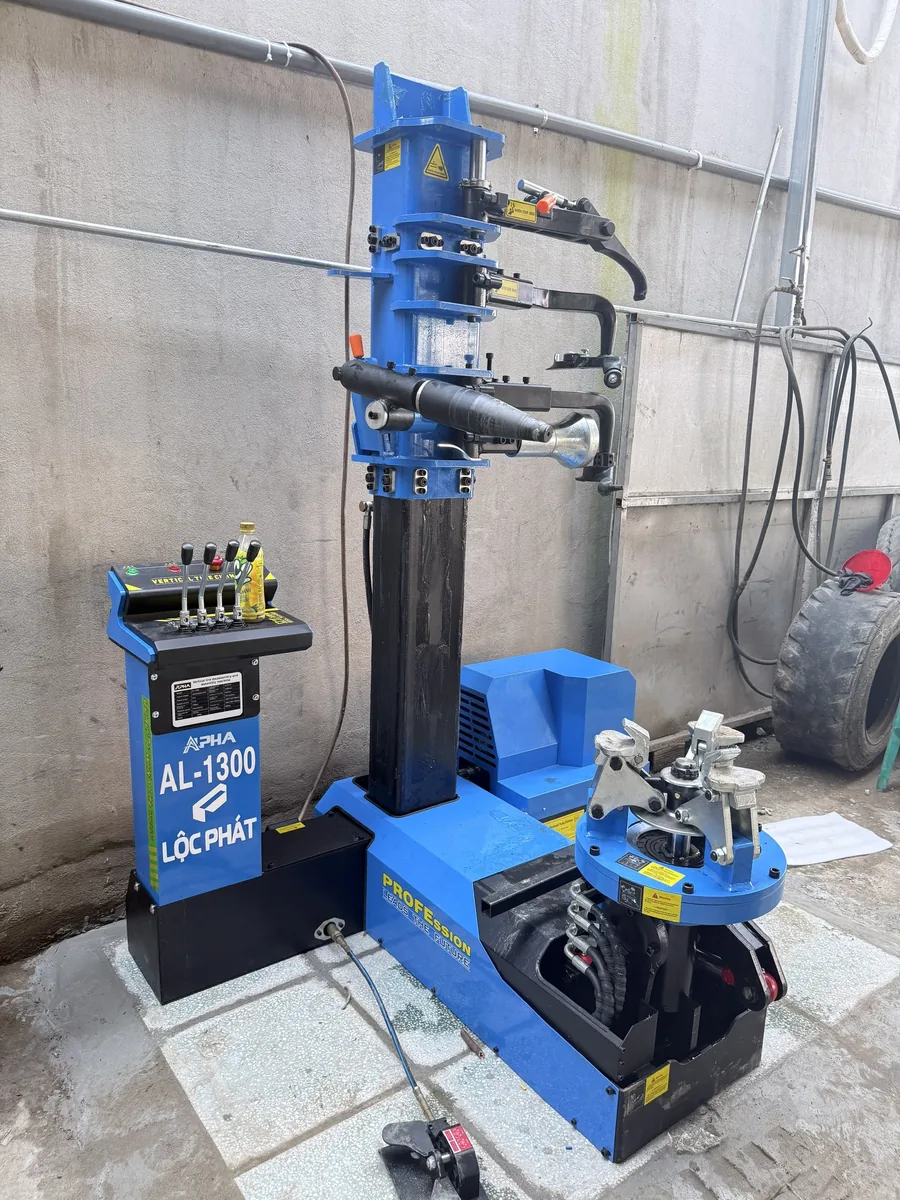 Lắp đặt vận hành máy tháo vỏ xe tải Alpha AL-1300 tại xưởng bảo dưỡng Tri Tôn An Giang