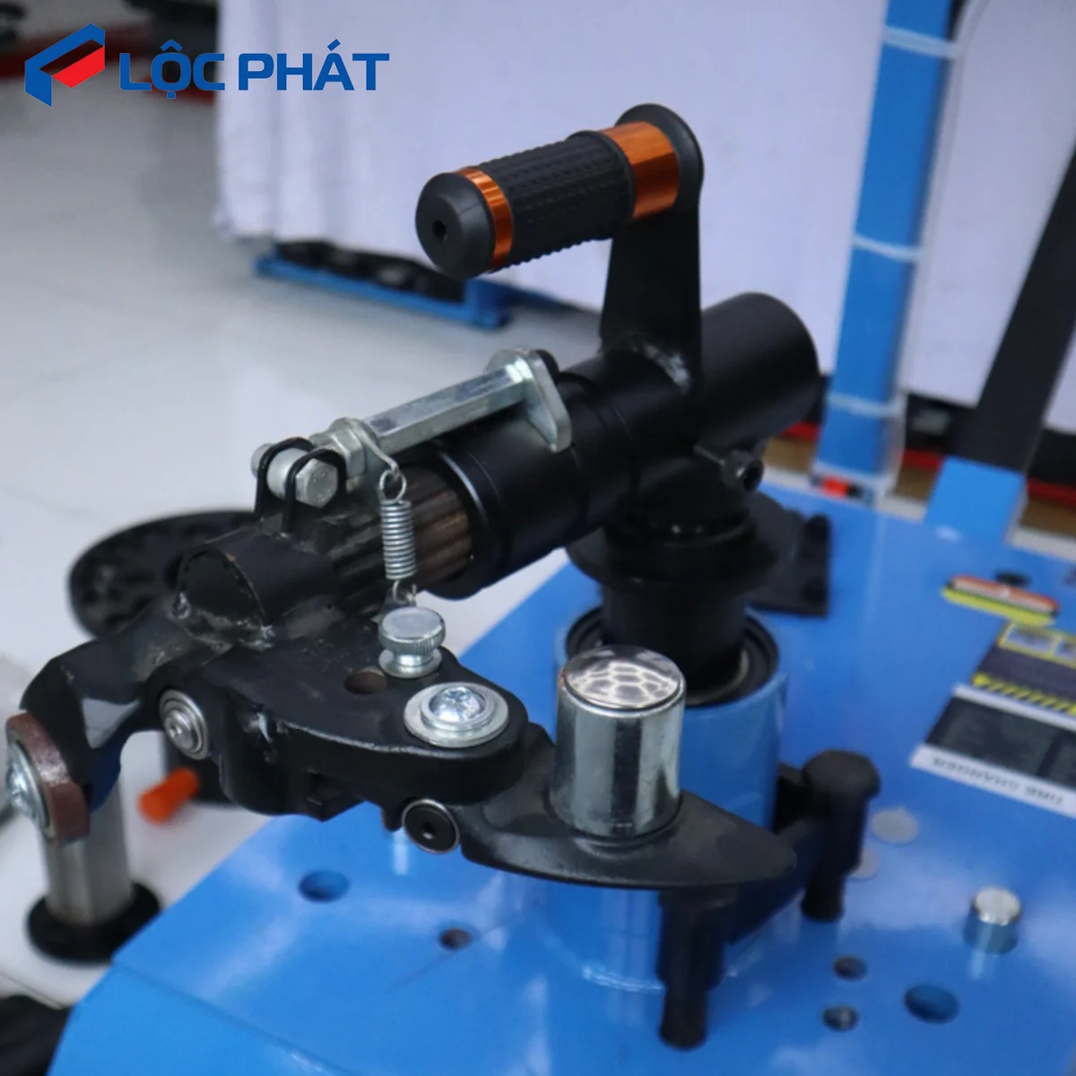 Máy ra vào lốp xe tải SUNTEK QD-B cận cảnh cụm mỏ vịt và con lăn bảo vệ lazang