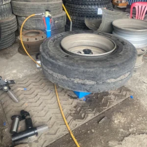 Máy ra vào lốp xe tải SUNTEK QD-B vận hành tháo lốp xe tải thực tế tại gara