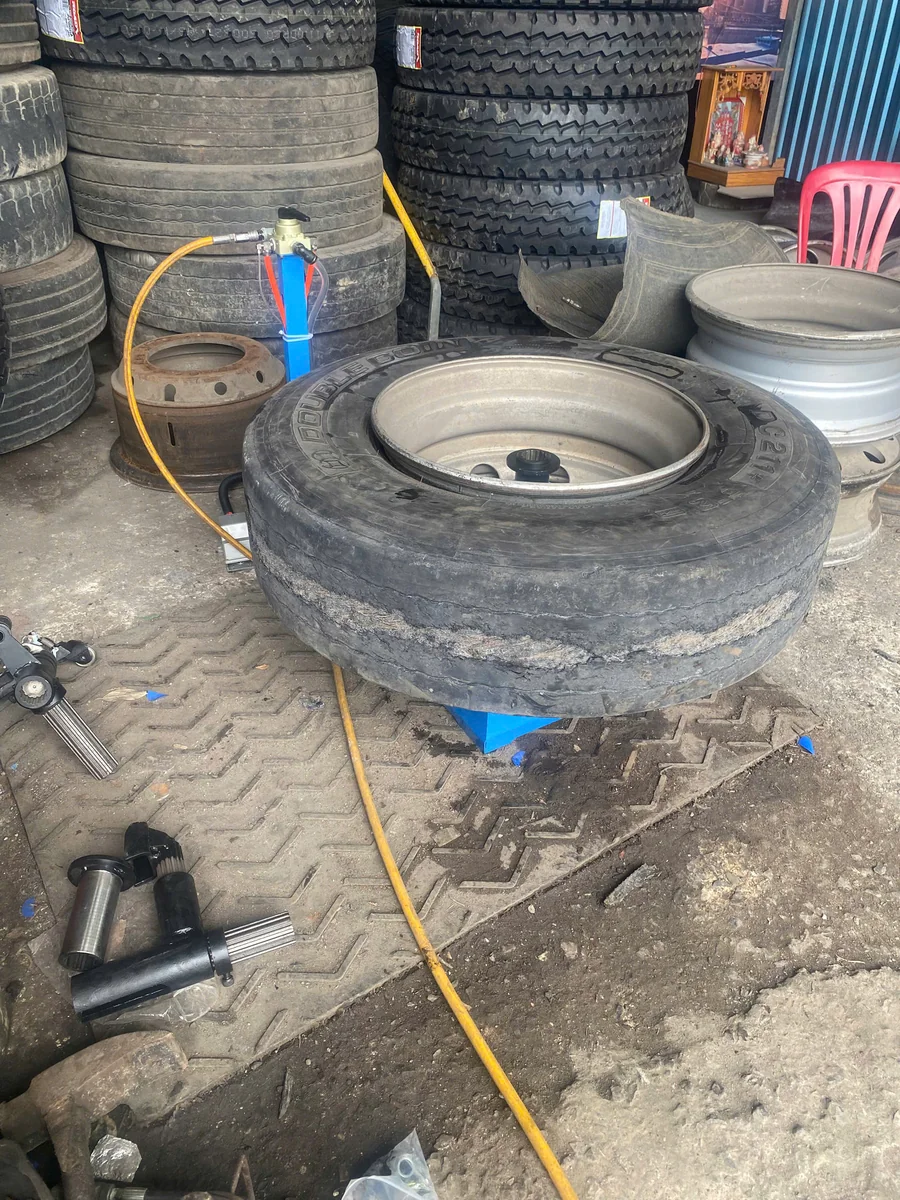Máy ra vào lốp xe tải SUNTEK QD-B vận hành tháo lốp xe tải thực tế tại gara